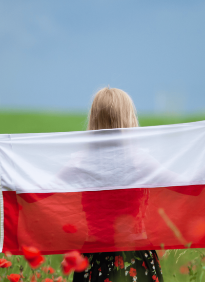 kobieta z polską flagą